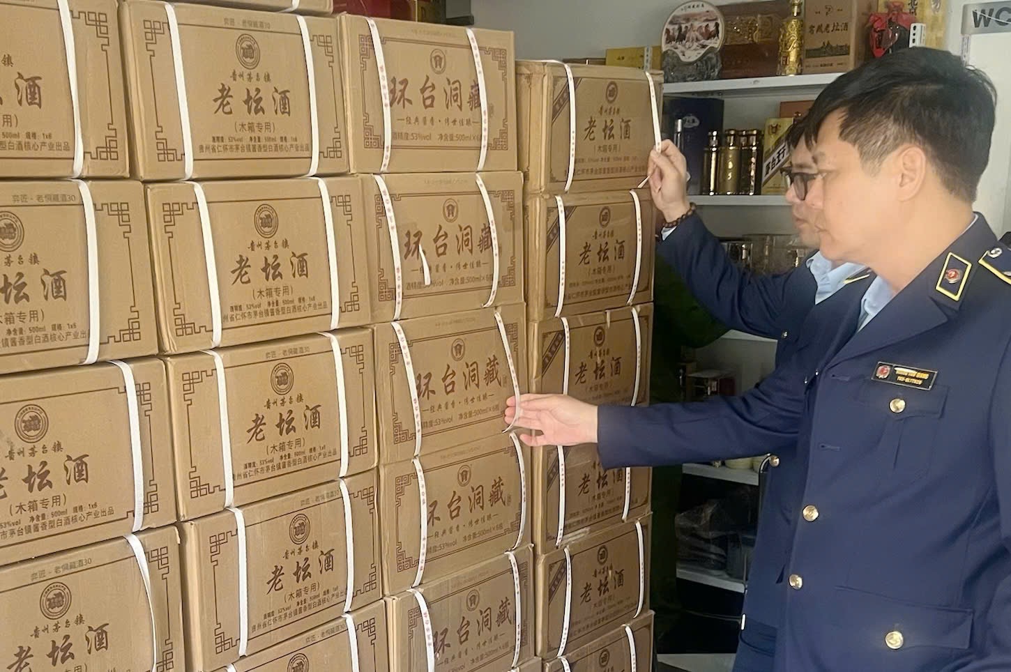 Đột xuất kiểm tra các hộ kinh doanh: Phát hiện nhiều sai phạm nghiêm trọng, có cơ sở bị phạt gần 100 triệu đồng- Ảnh 3.