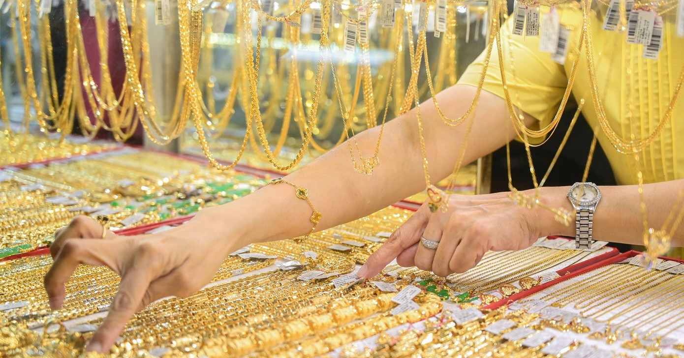 Giá vàng bạc tăng mạnh do bất ổn vĩ mô và chính trị hiện nay - Ảnh 1. Giá vàng bạc tăng mạnh do bất ổn vĩ mô và chính trị hiện nay - Ảnh 1.