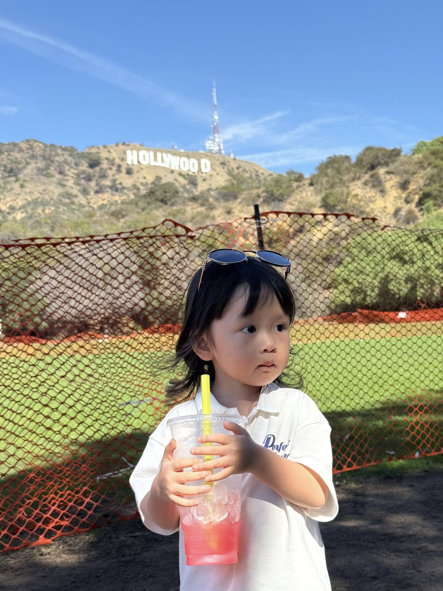 Khóc ở Mỹ, ngã ở Paris..., cô bé mới 3 tuổi đã được "vi vu" khắp thế giới: Đúng là "tuổi thơ dữ dội" khiến người lớn còn phải ước ao - Ảnh 8.