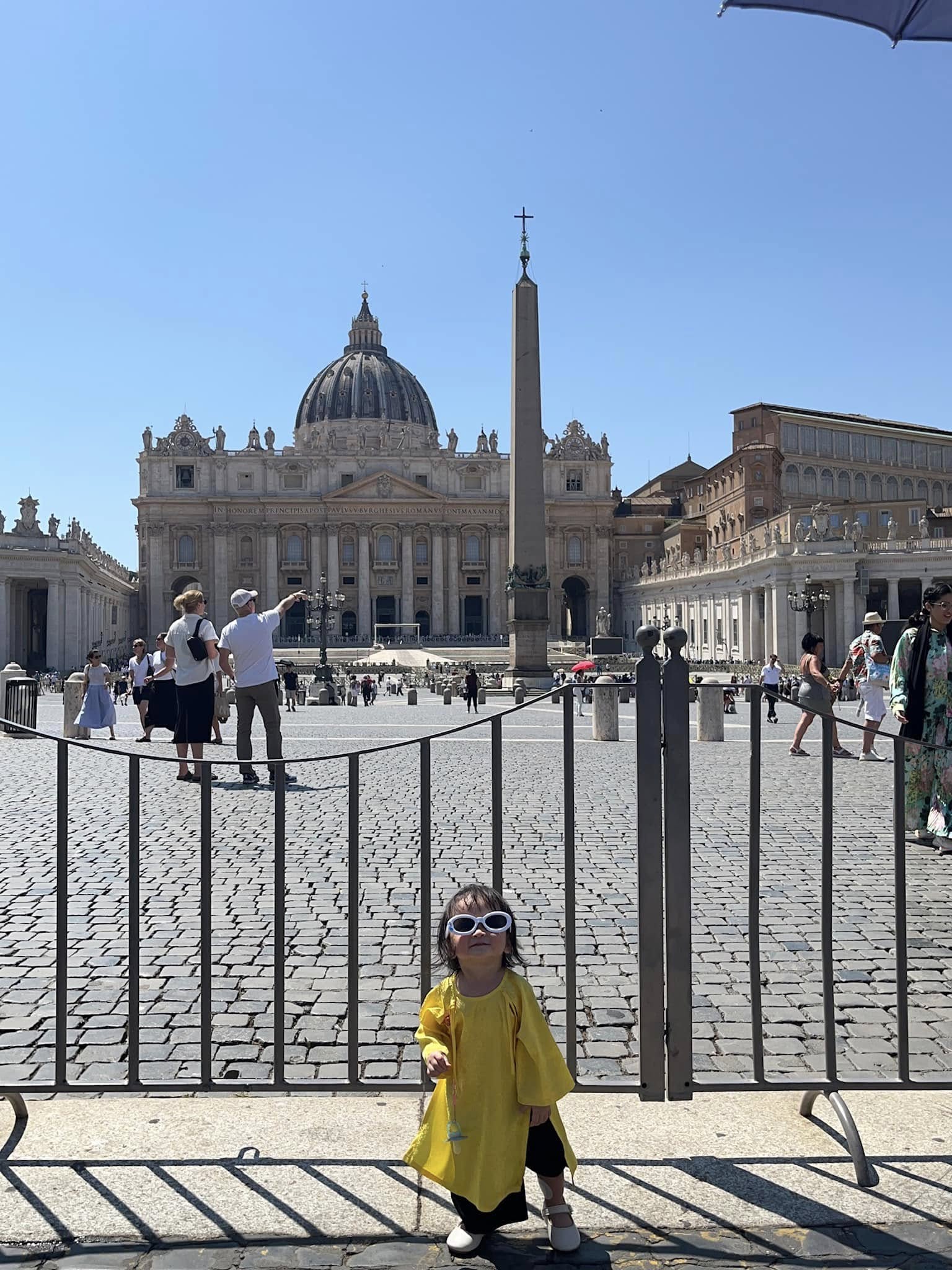 Khóc ở Mỹ, ngã ở Paris..., cô bé mới 3 tuổi đã được "vi vu" khắp thế giới: Đúng là "tuổi thơ dữ dội" khiến người lớn còn phải ước ao - Ảnh 9.