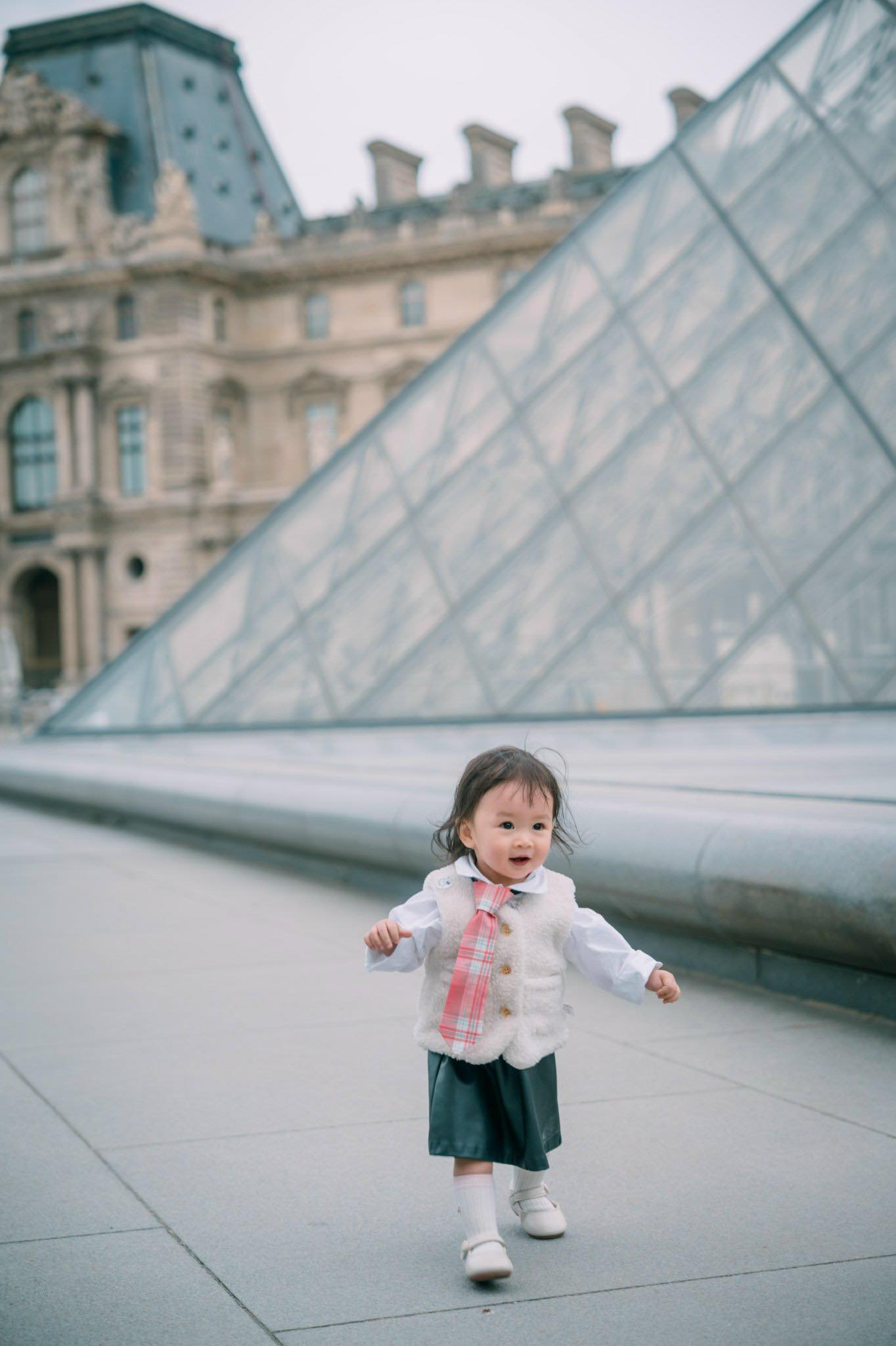 Khóc ở Mỹ, ngã ở Paris..., cô bé mới 3 tuổi đã được "vi vu" khắp thế giới: Đúng là "tuổi thơ dữ dội" khiến người lớn còn phải ước ao - Ảnh 10.