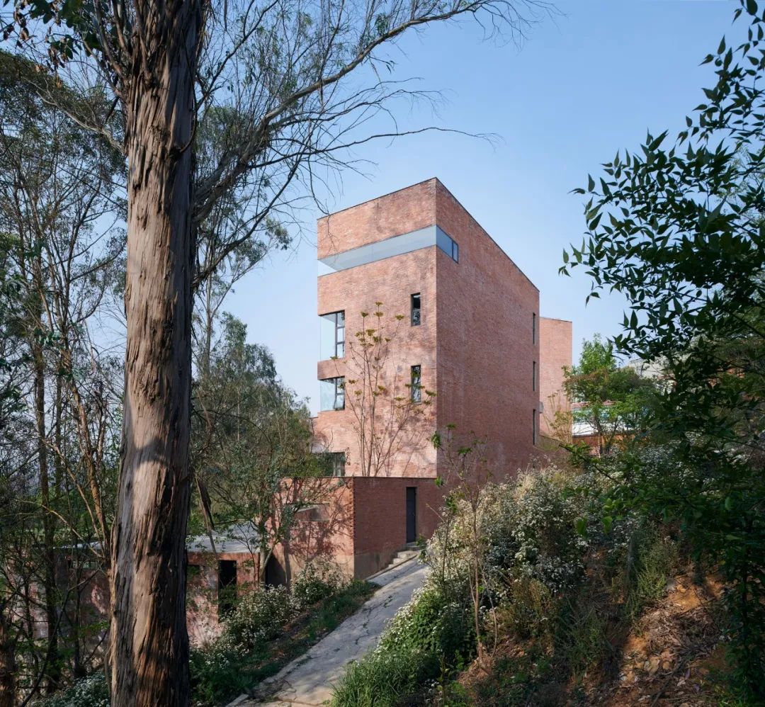 Dùng sạch tiền tiết kiệm để xây nhà: Lời khuyên cho cuộc sống ổn định hơn - Ảnh 1.