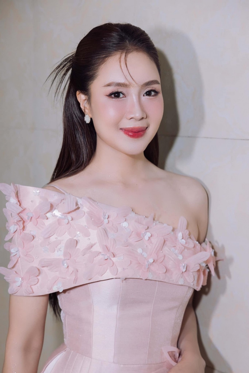 Mỹ nhân được cả showbiz nâng niu như báu vật, 42 tuổi vẫn là "bức họa" thời trang triệu người mê - Ảnh 4.