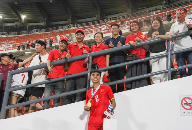 Xúc động câu chuyện mẹ ở trọ 3 năm, rửa bát, làm thuê nuôi giấc mơ cầu thủ của em út U23 Việt Nam- Ảnh 7.