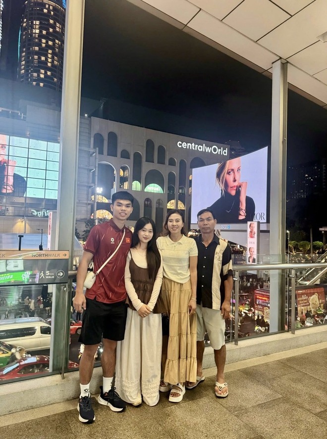 Xúc động câu chuyện mẹ ở trọ 3 năm, rửa bát, làm thuê nuôi giấc mơ cầu thủ của em út U23 Việt Nam- Ảnh 8.