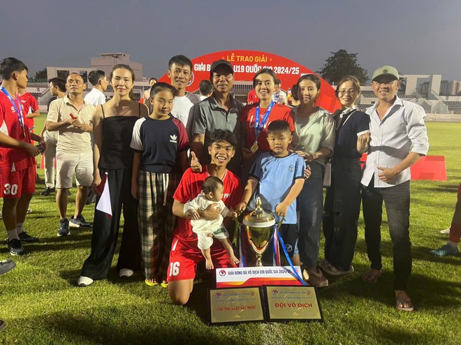 Xúc động câu chuyện mẹ ở trọ 3 năm, rửa bát, làm thuê nuôi giấc mơ cầu thủ của em út U23 Việt Nam- Ảnh 9.