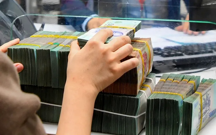 Lãi suất huy động vượt 7%, cho vay rục rịch tăng - Ảnh 1.