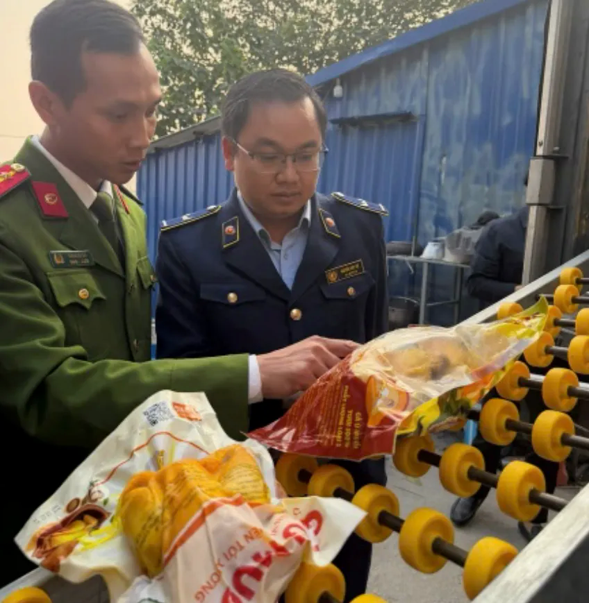 Phát hiện 10 tấn xúc xích, nầm lợn không rõ nguồn gốc tại kho đông lạnh ở Hà Nội - Ảnh 1.