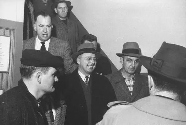 Vì sao một người được chẩn đoán mắc chứng tâm thần phân liệt thể hoang tưởng lại có thể làm rung chuyển New York bằng 22 quả bom- Ảnh 1.