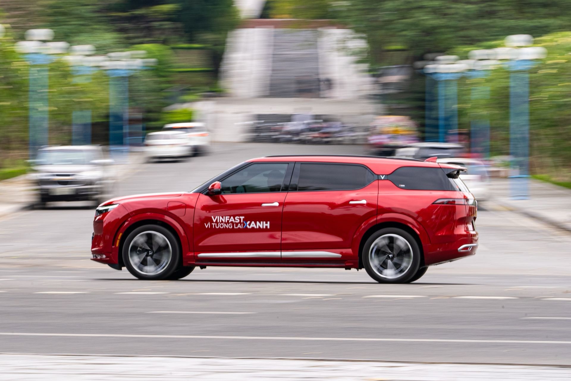 VinFast lập kỷ lục chưa từng có, doanh số bằng tổng của Toyota, Hyundai, Ford - Ảnh 2.