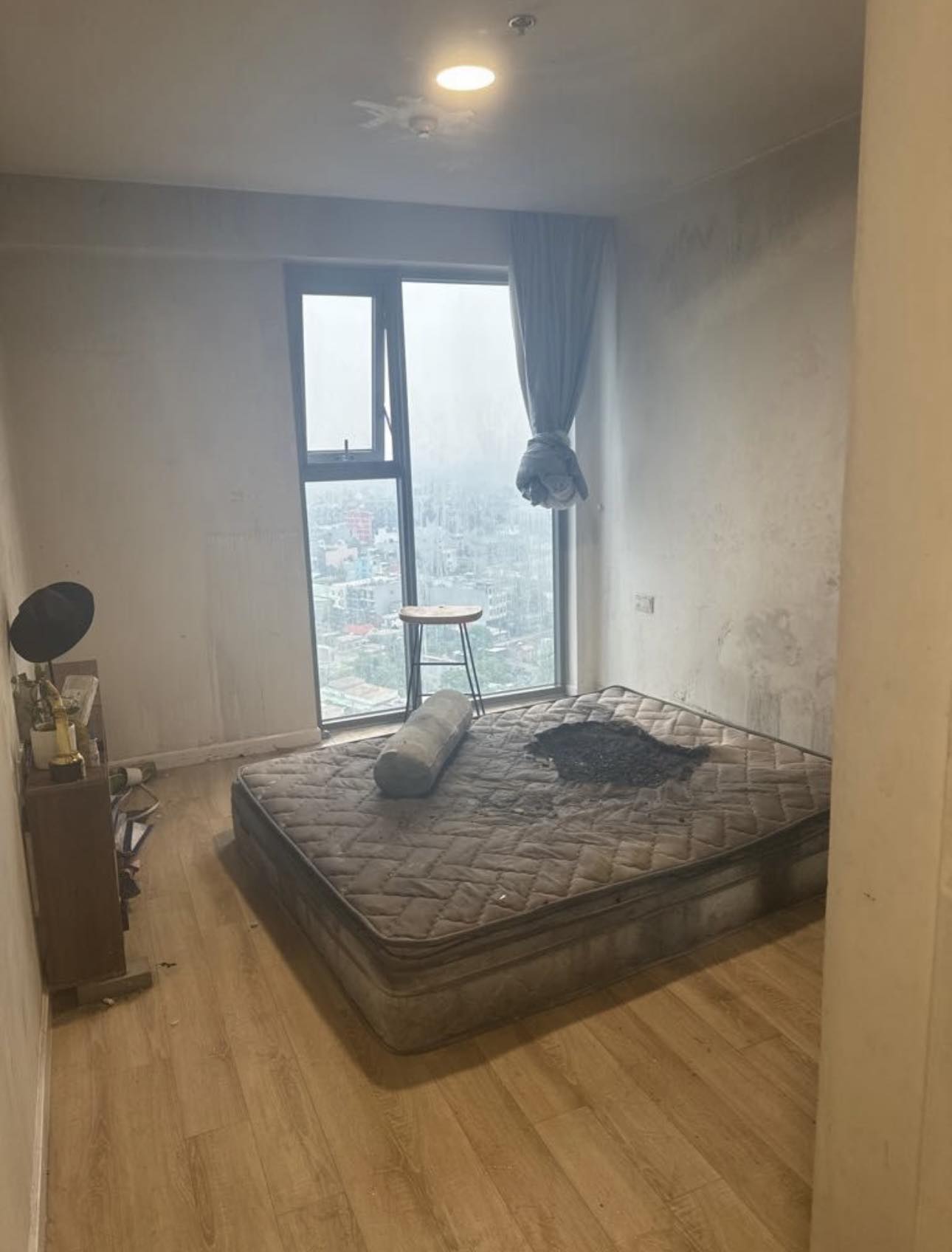 Diễn viên Việt gặp hỏa hoạn chung cư vì pin laptop cháy nổ , may mắn thoát nạn - Ảnh 1.