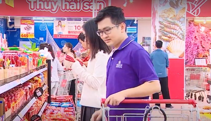 Hàng Tết vào mùa, người tiêu dùng chủ yếu “xem trước, mua sau” - Ảnh 2.