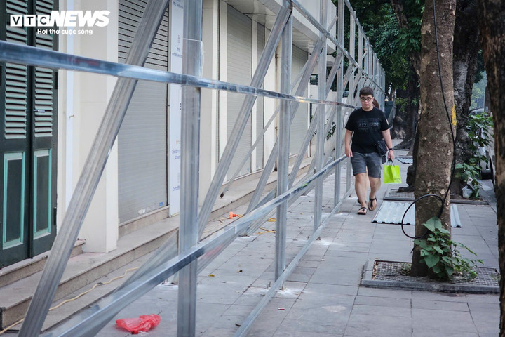 Hàng quán ven Hồ Gươm đóng cửa , nỗi lo bán hàng và tương lai mới - Ảnh 1.