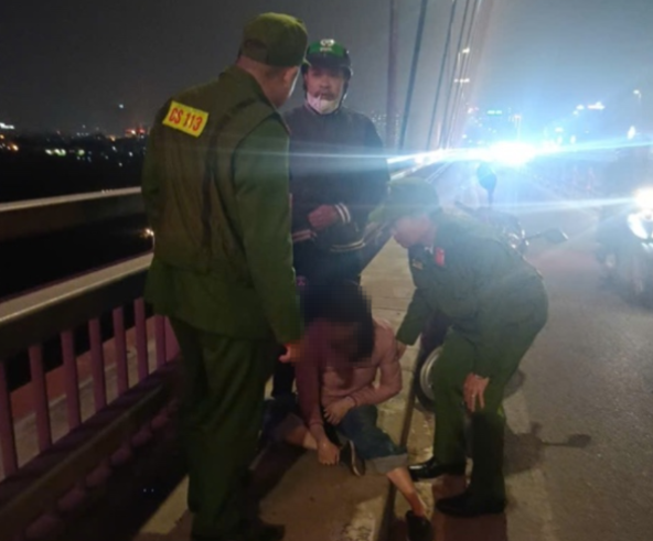 Kịp thời ngăn chặn người phụ nữ định tự tử tại cầu Nhật Tân, Hà Nội- Ảnh 1. Kịp thời ngăn chặn người phụ nữ định tự tử tại cầu Nhật Tân, Hà Nội- Ảnh 1.