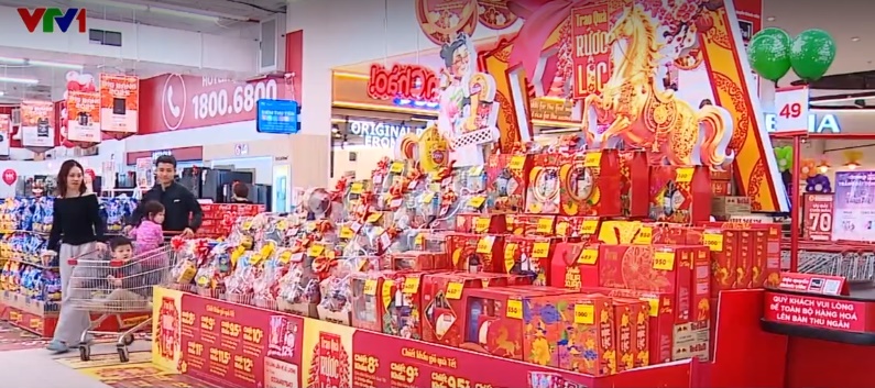 Hàng Tết vào mùa, người tiêu dùng chủ yếu “xem trước, mua sau” - Ảnh 1.