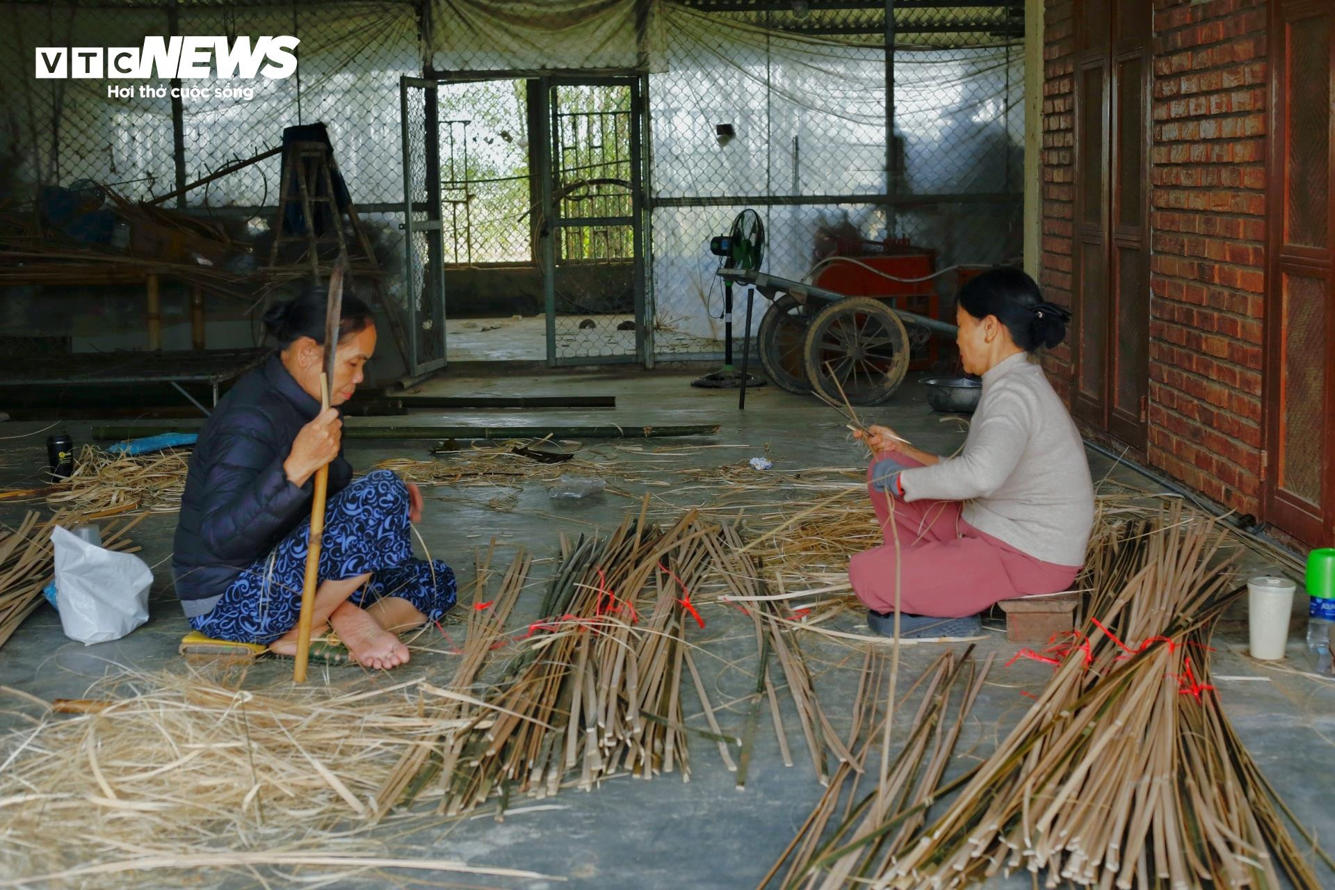 Nghệ nhân làng nghề Bao La ở Huế biến tre thành tiền và nghệ thuật sống động - Ảnh 1. Nghệ nhân làng nghề Bao La ở Huế biến tre thành tiền và nghệ thuật sống động - Ảnh 1.
