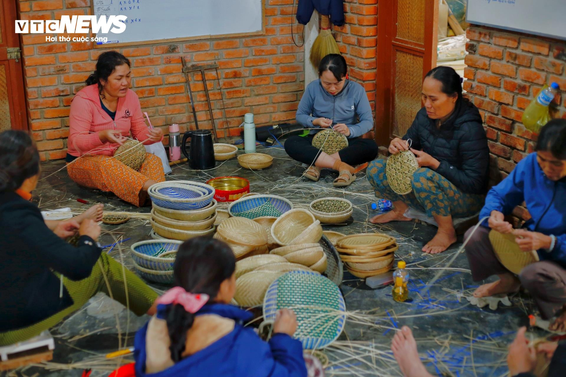 Nghệ nhân làng nghề Bao La ở Huế biến tre thành tiền và nghệ thuật sống động - Ảnh 2. Nghệ nhân làng nghề Bao La ở Huế biến tre thành tiền và nghệ thuật sống động - Ảnh 2.