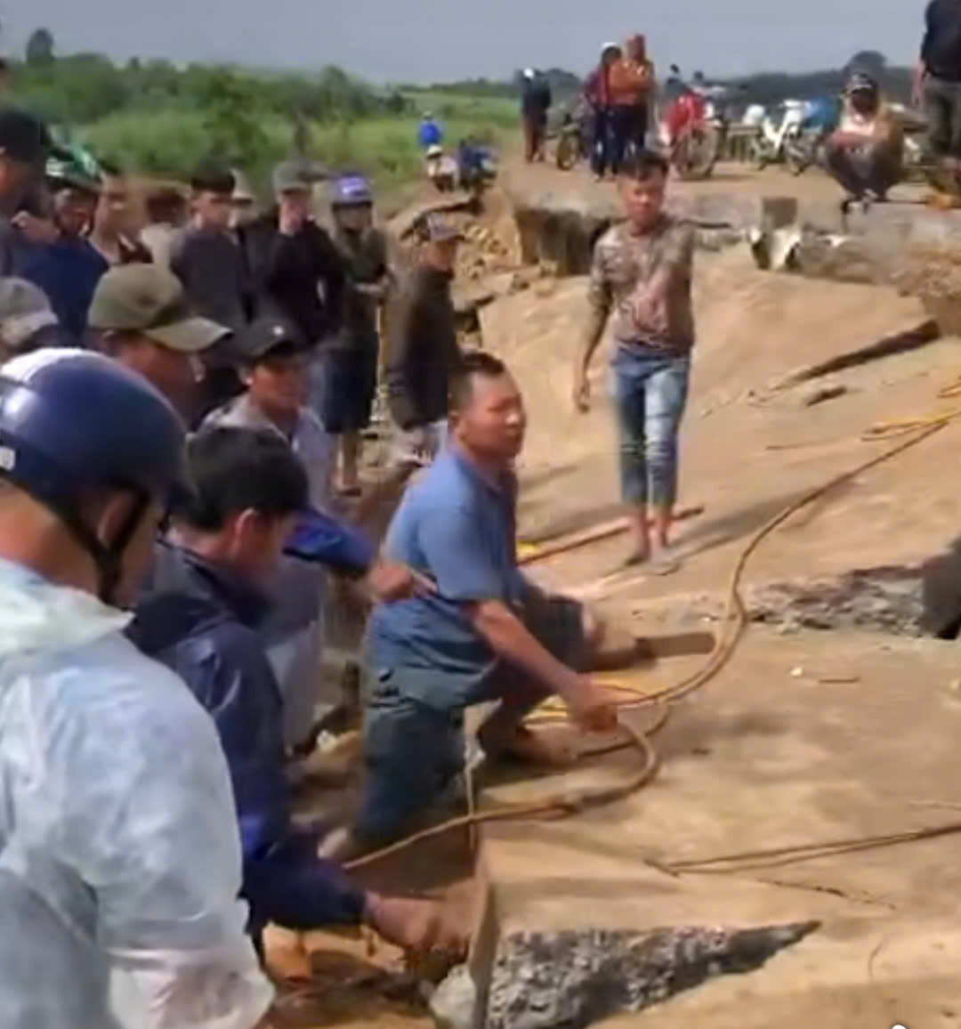 Sập bờ kè sông Ba khiến 4 người tử vong thương tâm tại Đắk Lắk - Ảnh 1. Sập bờ kè sông Ba khiến 4 người tử vong thương tâm tại Đắk Lắk - Ảnh 1.