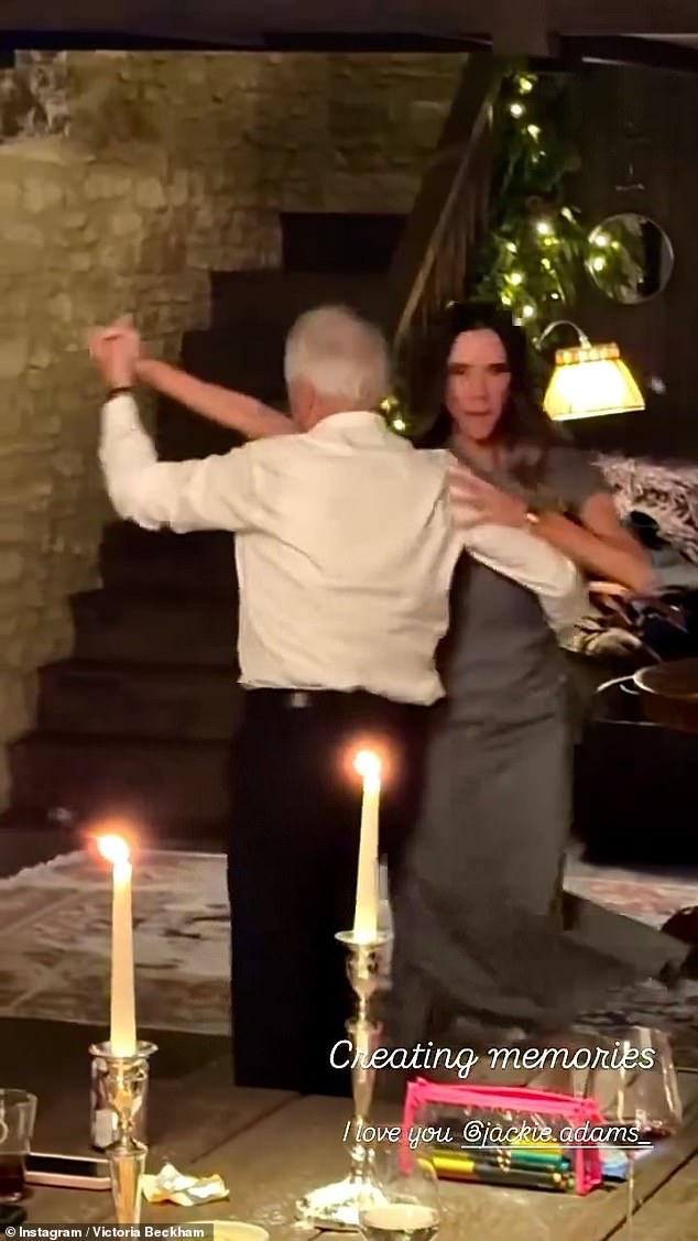 Phơi bày điệu nhảy "không đứng đắn" của Victoria Beckham với con trai khiến Brooklyn xấu hổ, con dâu bật khóc chạy khỏi lễ cưới - Ảnh 2. Phơi bày điệu nhảy "không đứng đắn" của Victoria Beckham với con trai khiến Brooklyn xấu hổ, con dâu bật khóc chạy khỏi lễ cưới - Ảnh 2.