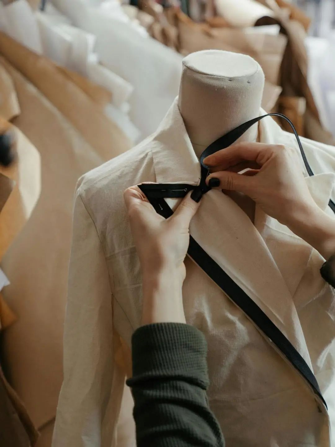 Thời trang thượng lưu: Bí quyết ăn mặc của người giàu và Nghệ thuật tiết chế phong cách - Ảnh 3. Thời trang thượng lưu: Bí quyết ăn mặc của người giàu và Nghệ thuật tiết chế phong cách - Ảnh 3.