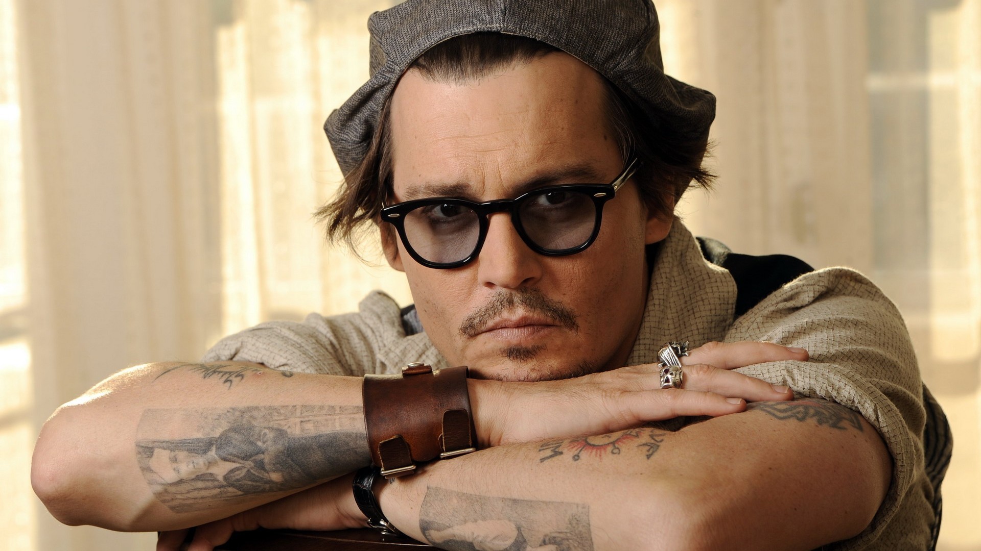 Phong cách lãng tử của Johnny Depp và bí quyết để trở thành đàn ông quyến rũ - Ảnh 2. Phong cách lãng tử của Johnny Depp và bí quyết để trở thành đàn ông quyến rũ - Ảnh 2.
