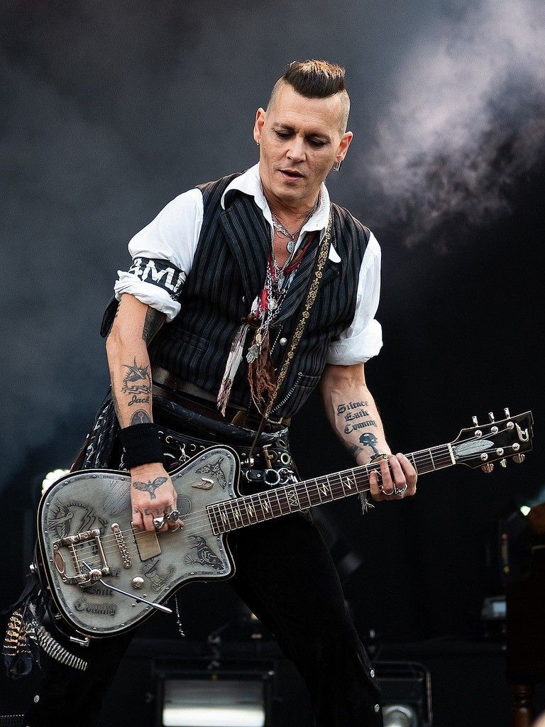 Phong cách lãng tử của Johnny Depp và bí quyết để trở thành đàn ông quyến rũ - Ảnh 3. Phong cách lãng tử của Johnny Depp và bí quyết để trở thành đàn ông quyến rũ - Ảnh 3.