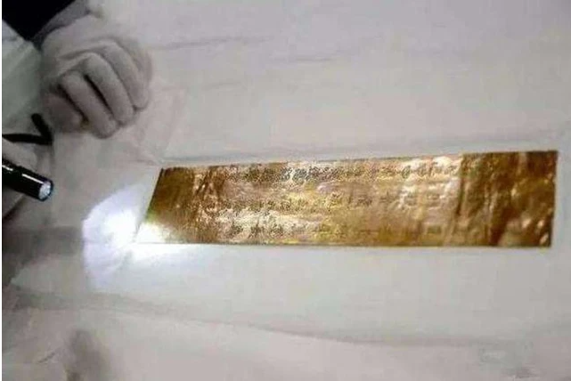 Lên núi hái thuốc, nông dân bất ngờ đào được miếng vàng 878 tỷ đồng, cơ quan chức năng lập tức vào cuộc - Ảnh 2.