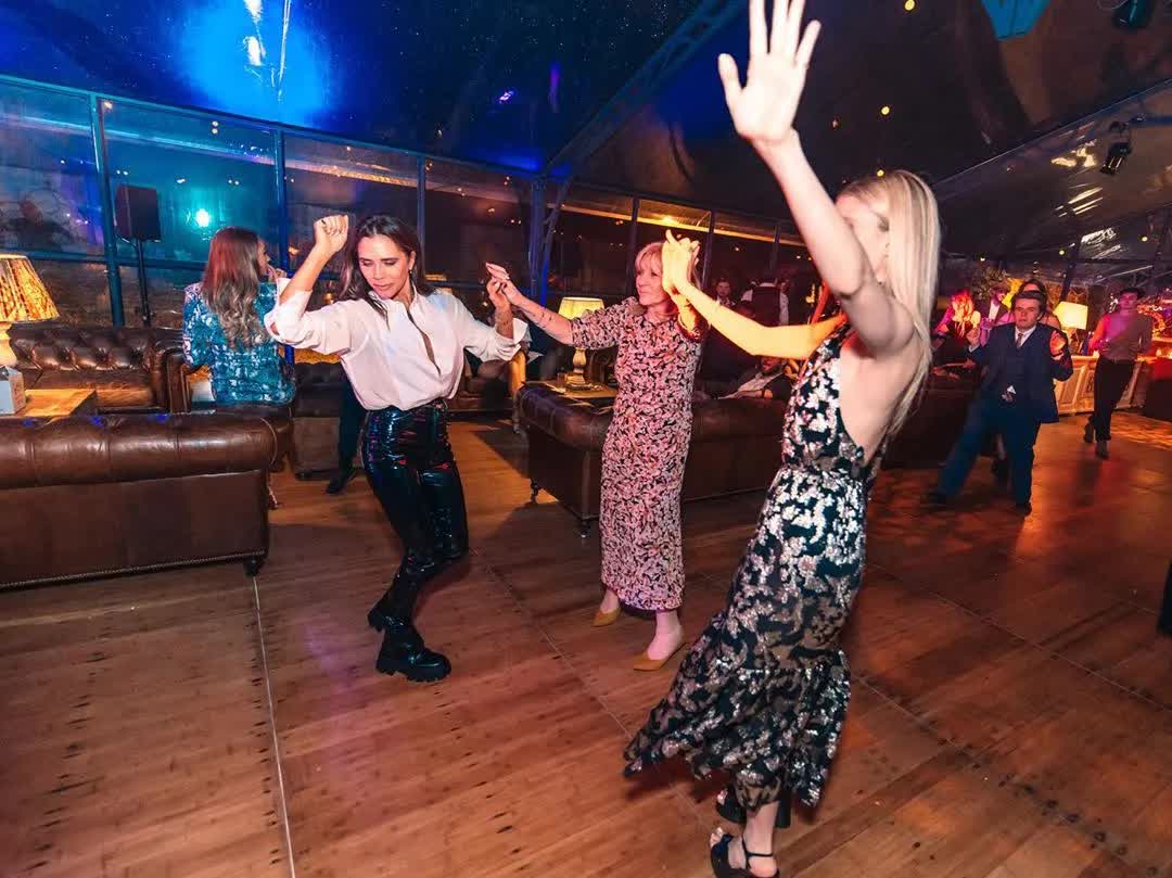 Phơi bày điệu nhảy "không đứng đắn" của Victoria Beckham với con trai khiến Brooklyn xấu hổ, con dâu bật khóc chạy khỏi lễ cưới - Ảnh 3. Phơi bày điệu nhảy "không đứng đắn" của Victoria Beckham với con trai khiến Brooklyn xấu hổ, con dâu bật khóc chạy khỏi lễ cưới - Ảnh 3.