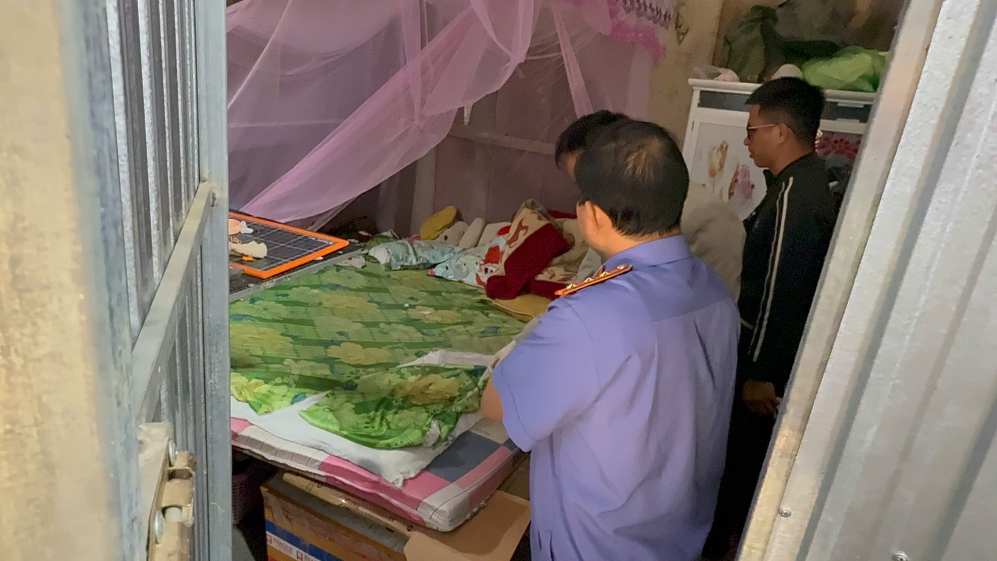 Đến Công an trình báo vụ xâm hại con riêng tại Đà Nẵng - Ảnh 2. Đến Công an trình báo vụ xâm hại con riêng tại Đà Nẵng - Ảnh 2.