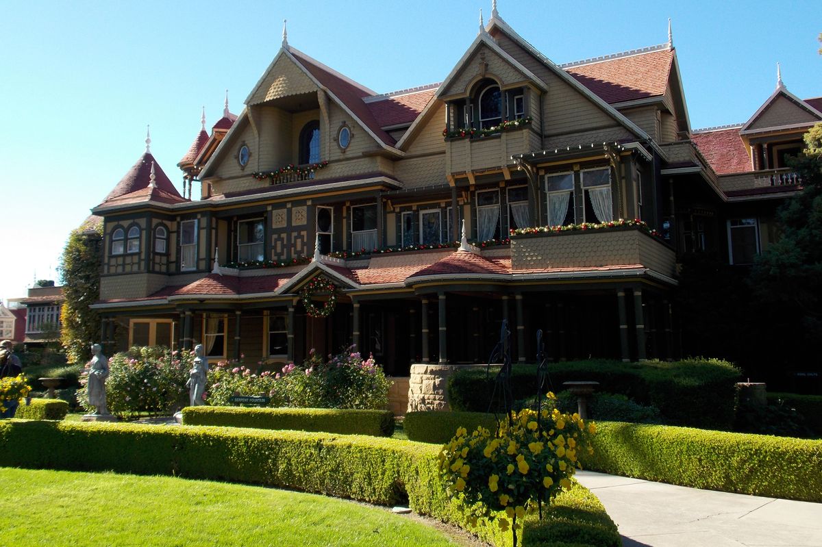 Những bí mật kinh hoàng về "ngôi nhà kỳ lạ nhất từng được xây dựng" có hơn 200 phòng, 10.000 cửa sổ và 2.000 cửa ra vào- Ảnh 3. Những bí mật kinh hoàng về "ngôi nhà kỳ lạ nhất từng được xây dựng" có hơn 200 phòng, 10.000 cửa sổ và 2.000 cửa ra vào- Ảnh 3.