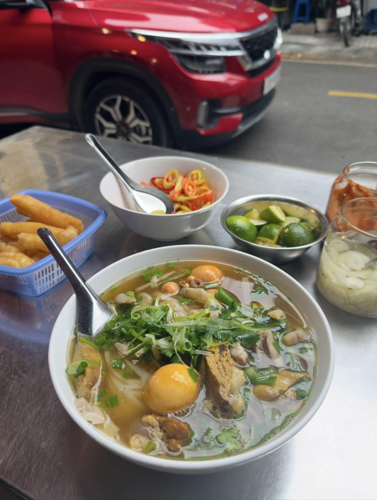 2 bát phở gà giá 450.000 đồng giữa phố cổ Hà Nội, đây là quán phở đắt nhất Việt Nam?- Ảnh 5.