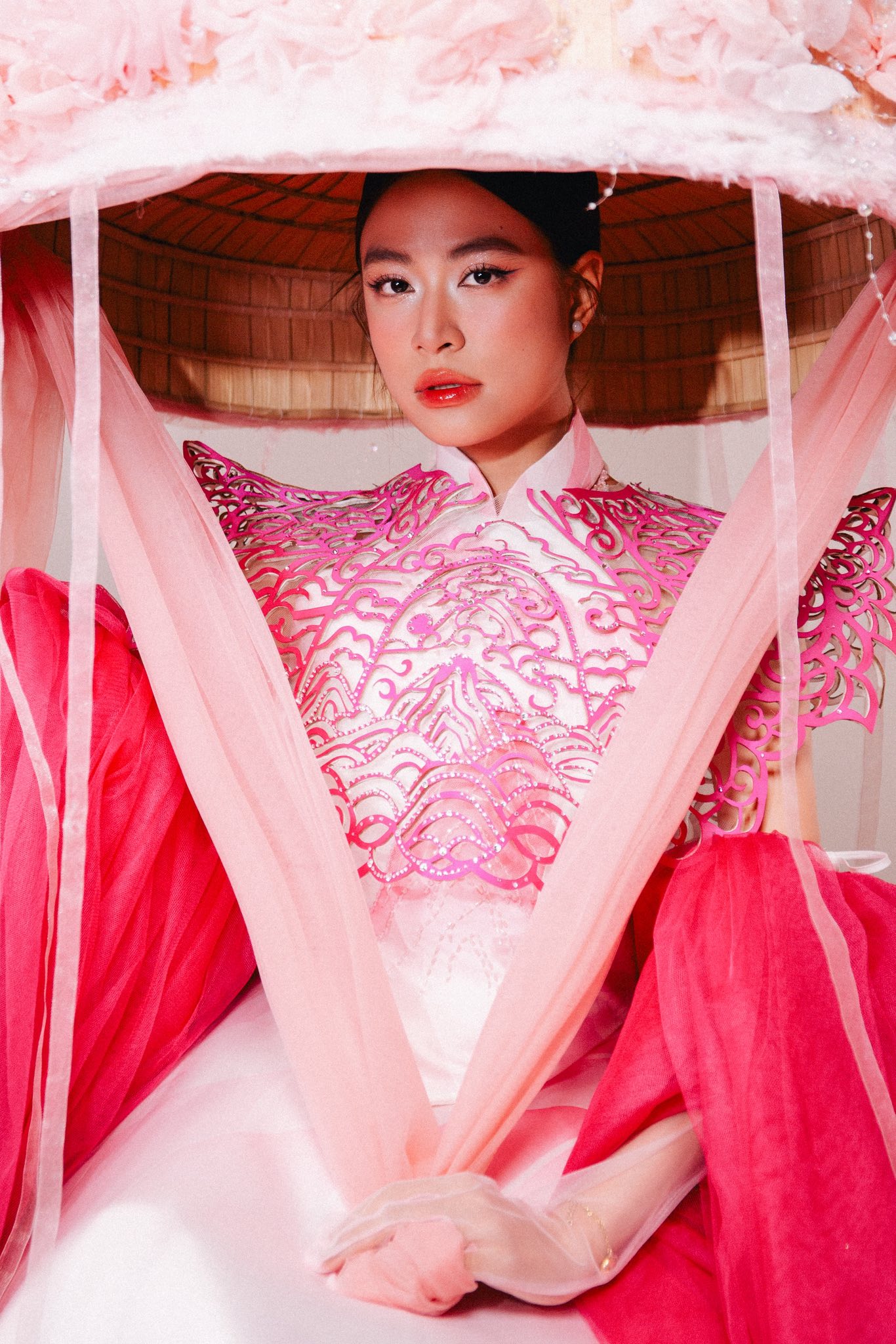 Hoàng thùy Linh biểu diễn tại Văn phòng Chính phủ , khẳng định âm nhạc Việt Nam trên quốc tế - Ảnh 4. Hoàng thùy Linh biểu diễn tại Văn phòng Chính phủ , khẳng định âm nhạc Việt Nam trên quốc tế - Ảnh 4.