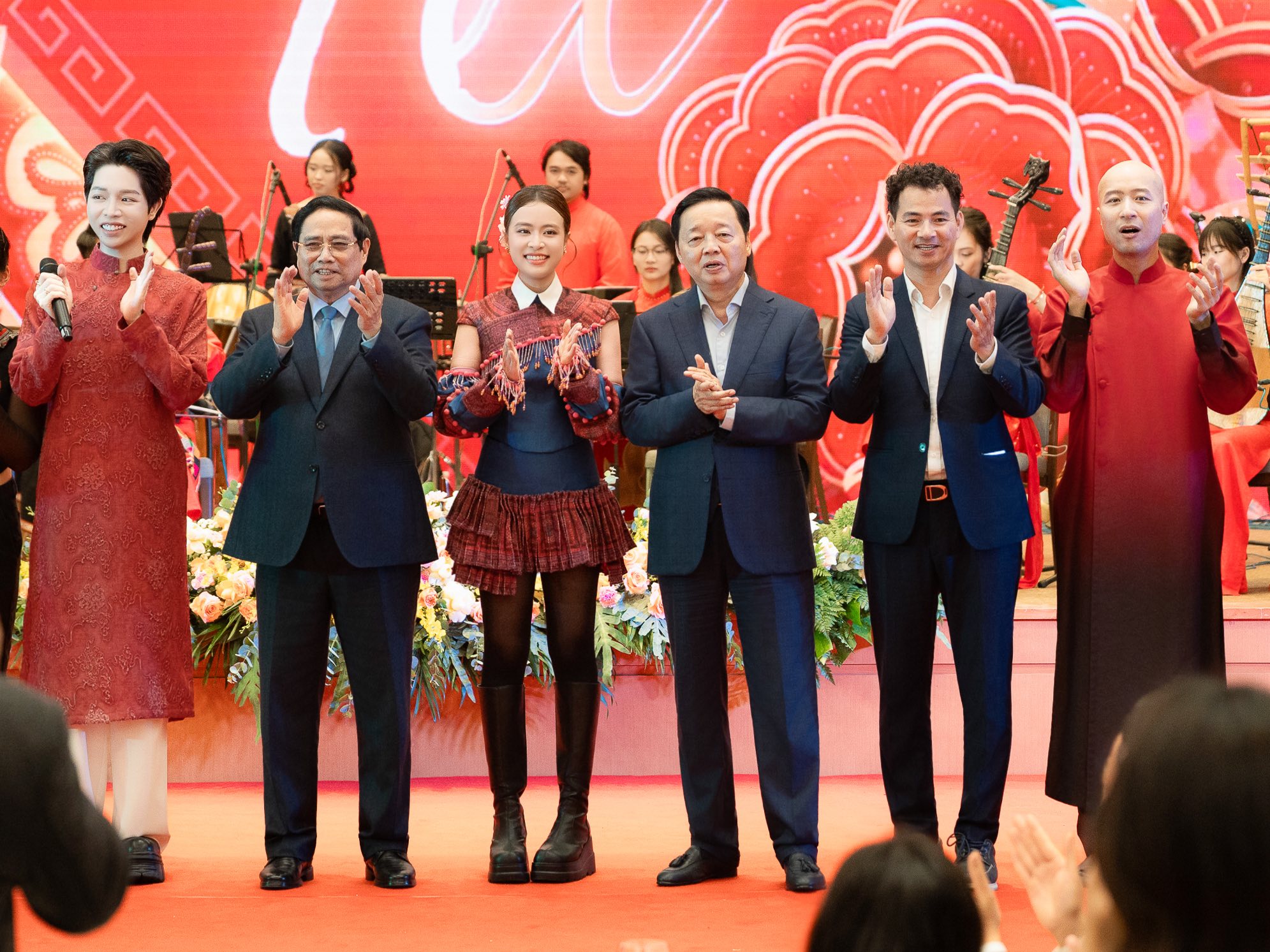 Hoàng thùy Linh biểu diễn tại Văn phòng Chính phủ , khẳng định âm nhạc Việt Nam trên quốc tế - Ảnh 3. Hoàng thùy Linh biểu diễn tại Văn phòng Chính phủ , khẳng định âm nhạc Việt Nam trên quốc tế - Ảnh 3.