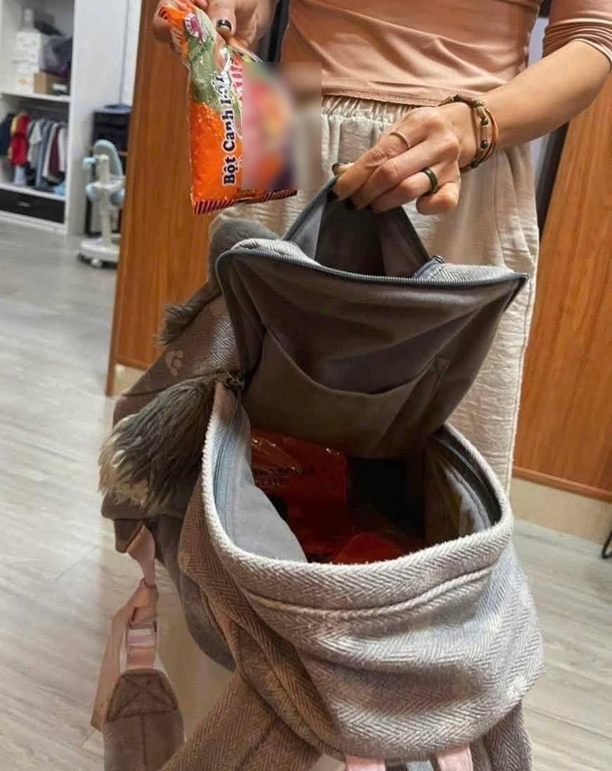 Cặp sách nặng trĩu của trẻ: Nỗi lo hiểu lầm con nhà nghèo của phụ huynh - Ảnh 1. Cặp sách nặng trĩu của trẻ: Nỗi lo hiểu lầm con nhà nghèo của phụ huynh - Ảnh 1.