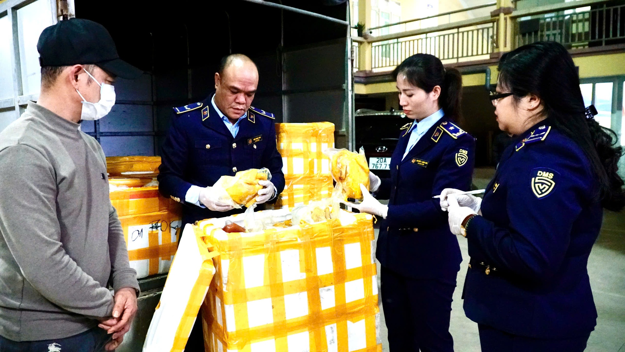 Phát hiện thực phẩm bẩn trong xe tải tại Thái Nguyên , Cơ quan chức năng xử lý nghiêm - Ảnh 1.