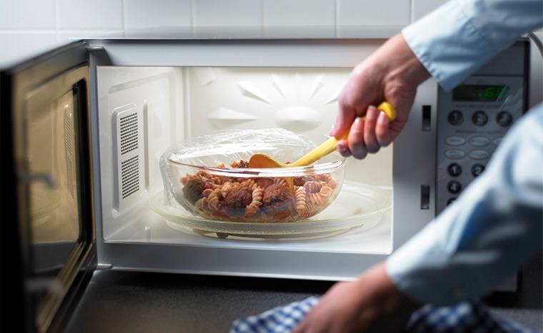 3 Sự thật về màng bọc thực phẩm an toàn bạn cần biết để bảo vệ sức khỏe - Ảnh 2.