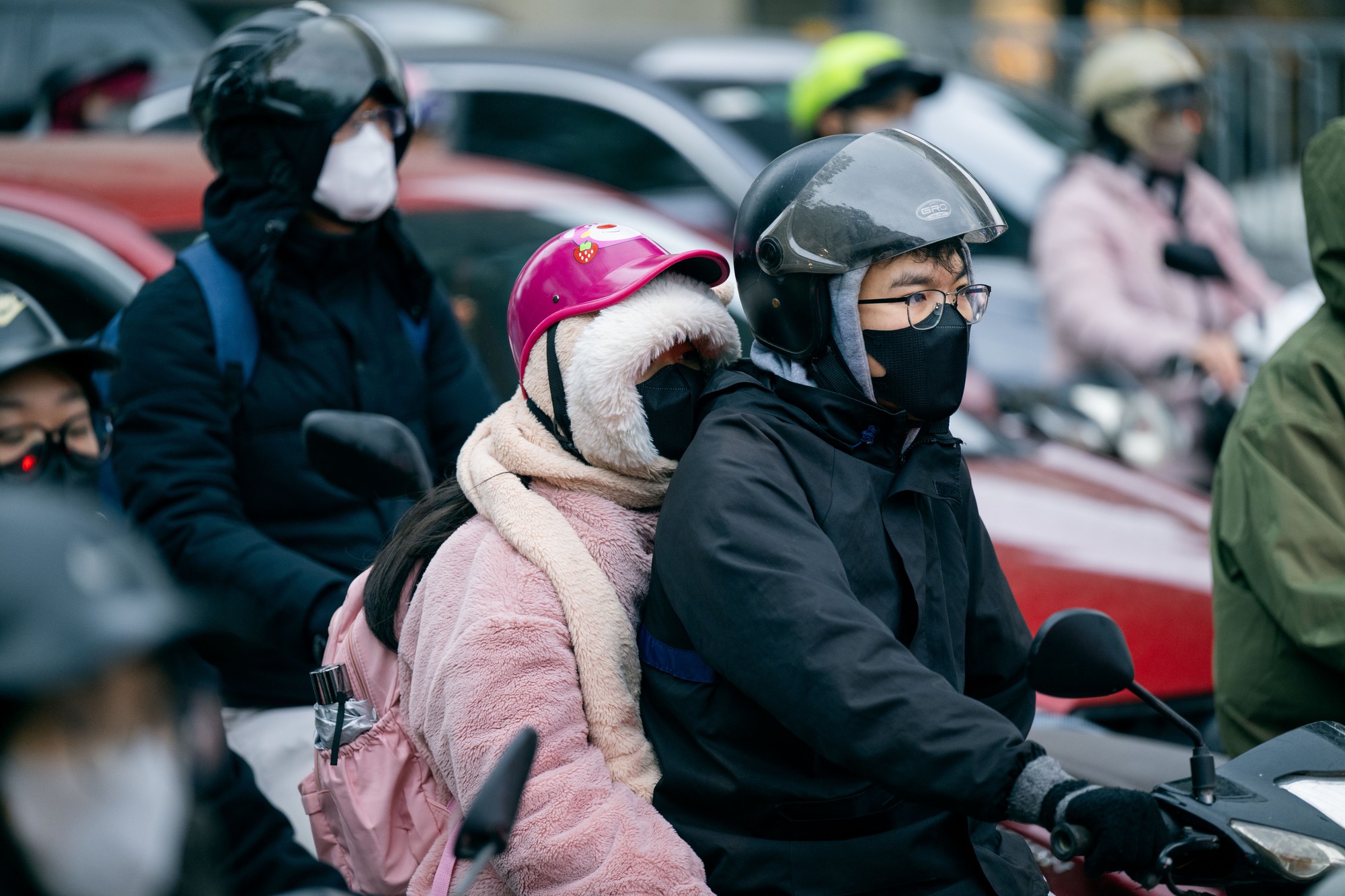 Hà Nội giá rét những ngày đầu đông lạnh buốt , người dân tìm cách chống chọi - Ảnh 2. Hà Nội giá rét những ngày đầu đông lạnh buốt , người dân tìm cách chống chọi - Ảnh 2.