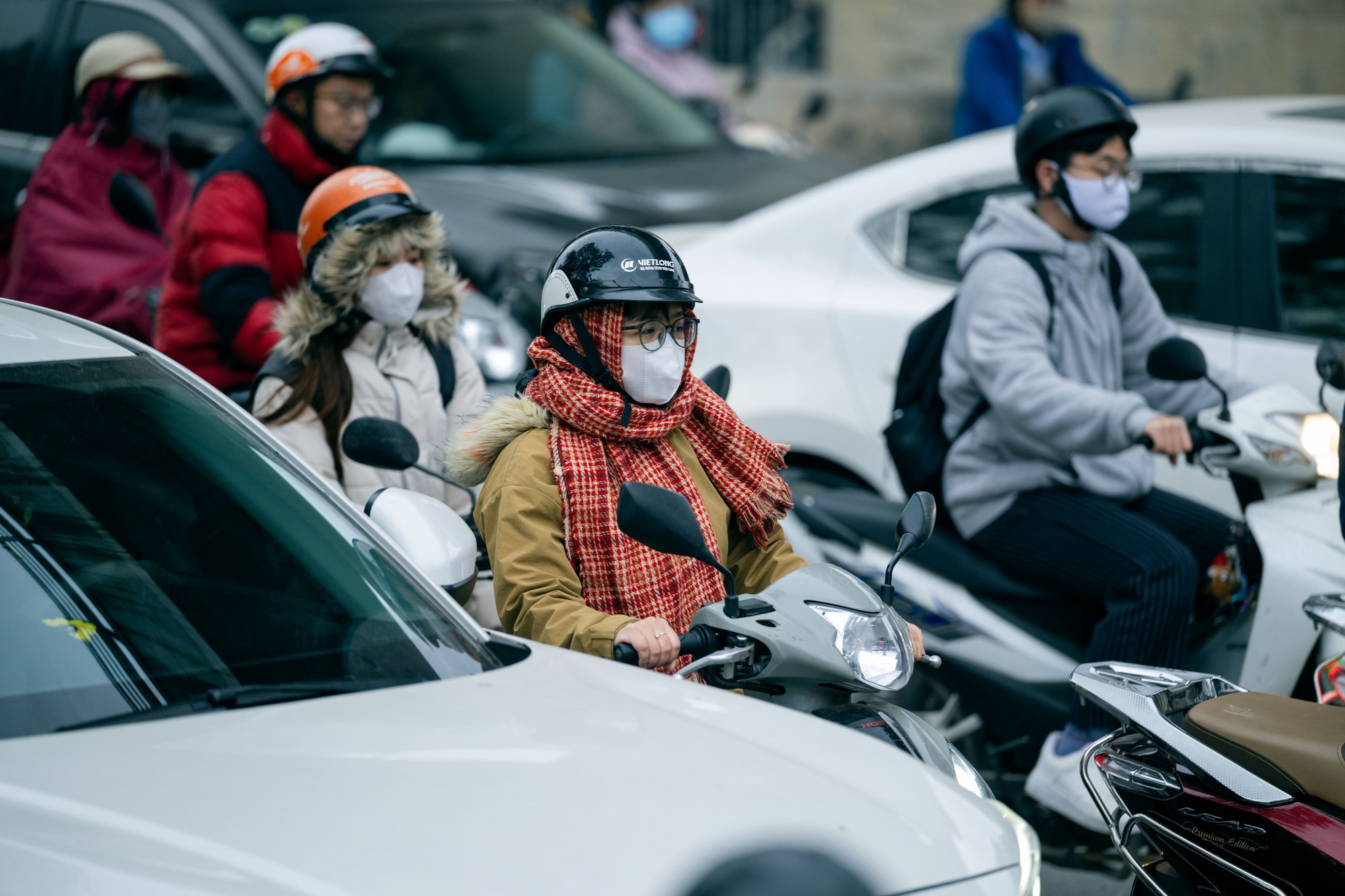 Hà Nội giá rét những ngày đầu đông lạnh buốt , người dân tìm cách chống chọi - Ảnh 4. Hà Nội giá rét những ngày đầu đông lạnh buốt , người dân tìm cách chống chọi - Ảnh 4.