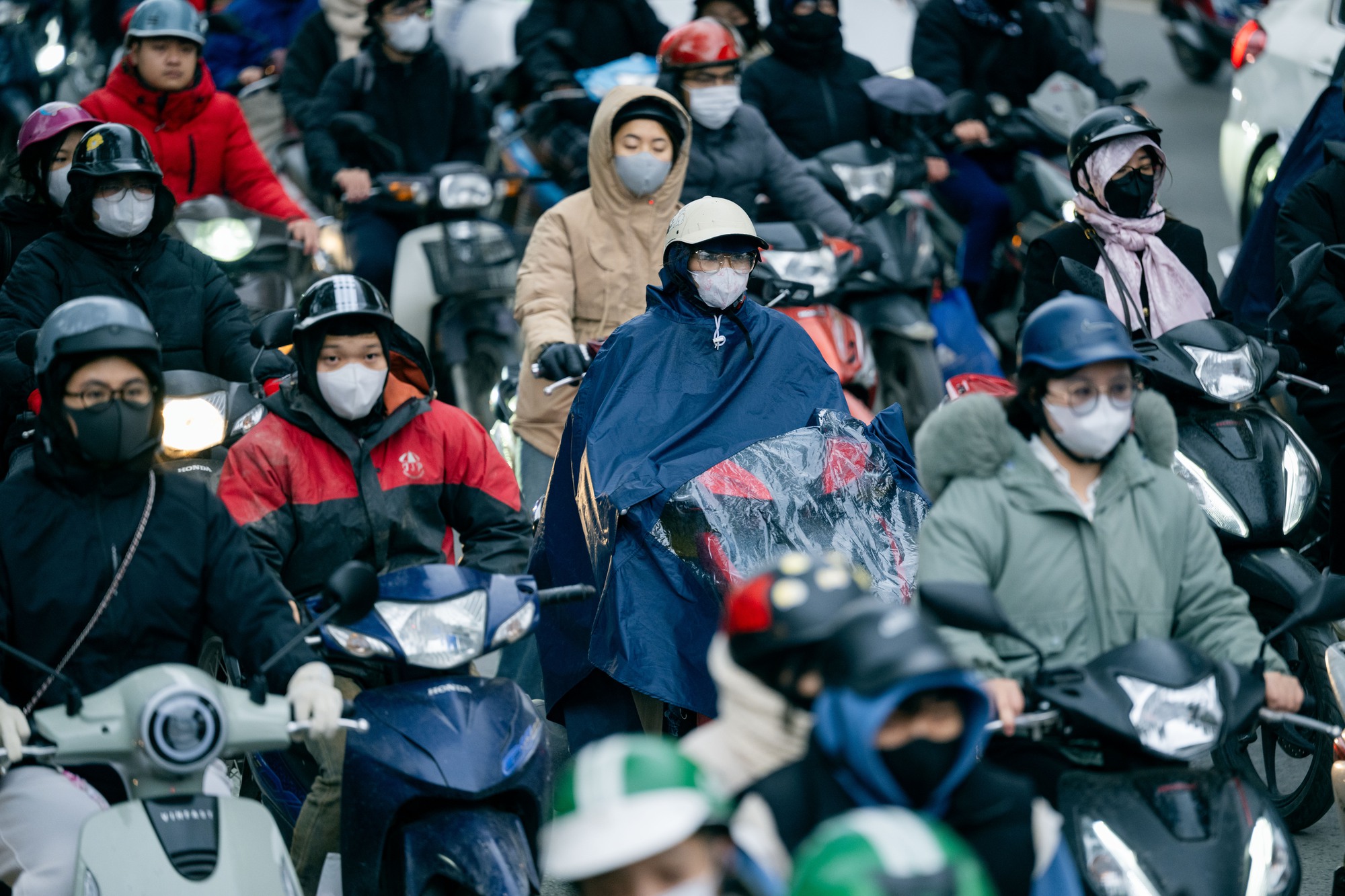 Hà Nội giá rét những ngày đầu đông lạnh buốt , người dân tìm cách chống chọi - Ảnh 1. Hà Nội giá rét những ngày đầu đông lạnh buốt , người dân tìm cách chống chọi - Ảnh 1.