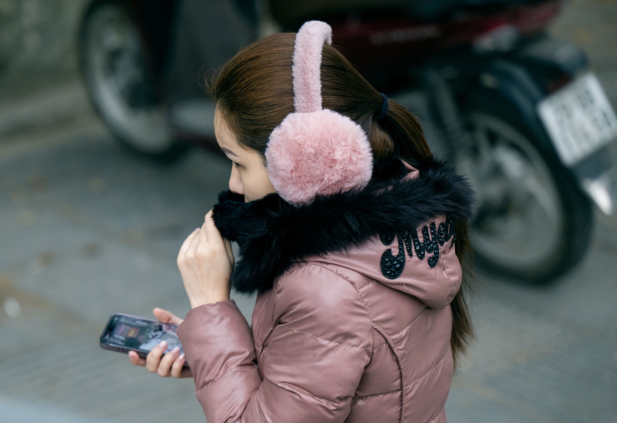 Hà Nội giá rét những ngày đầu đông lạnh buốt , người dân tìm cách chống chọi - Ảnh 5. Hà Nội giá rét những ngày đầu đông lạnh buốt , người dân tìm cách chống chọi - Ảnh 5.