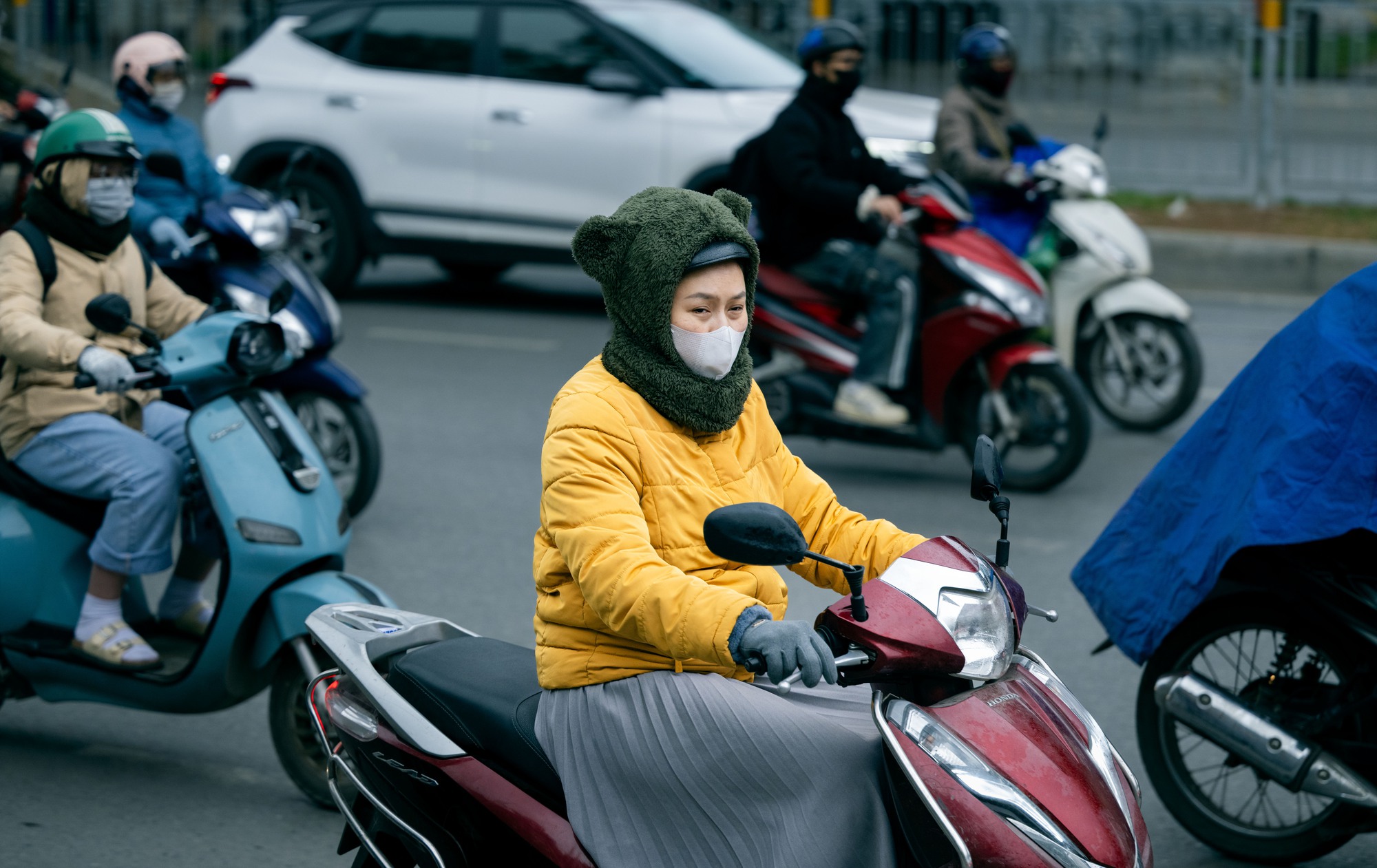 Hà Nội giá rét những ngày đầu đông lạnh buốt , người dân tìm cách chống chọi - Ảnh 3. Hà Nội giá rét những ngày đầu đông lạnh buốt , người dân tìm cách chống chọi - Ảnh 3.