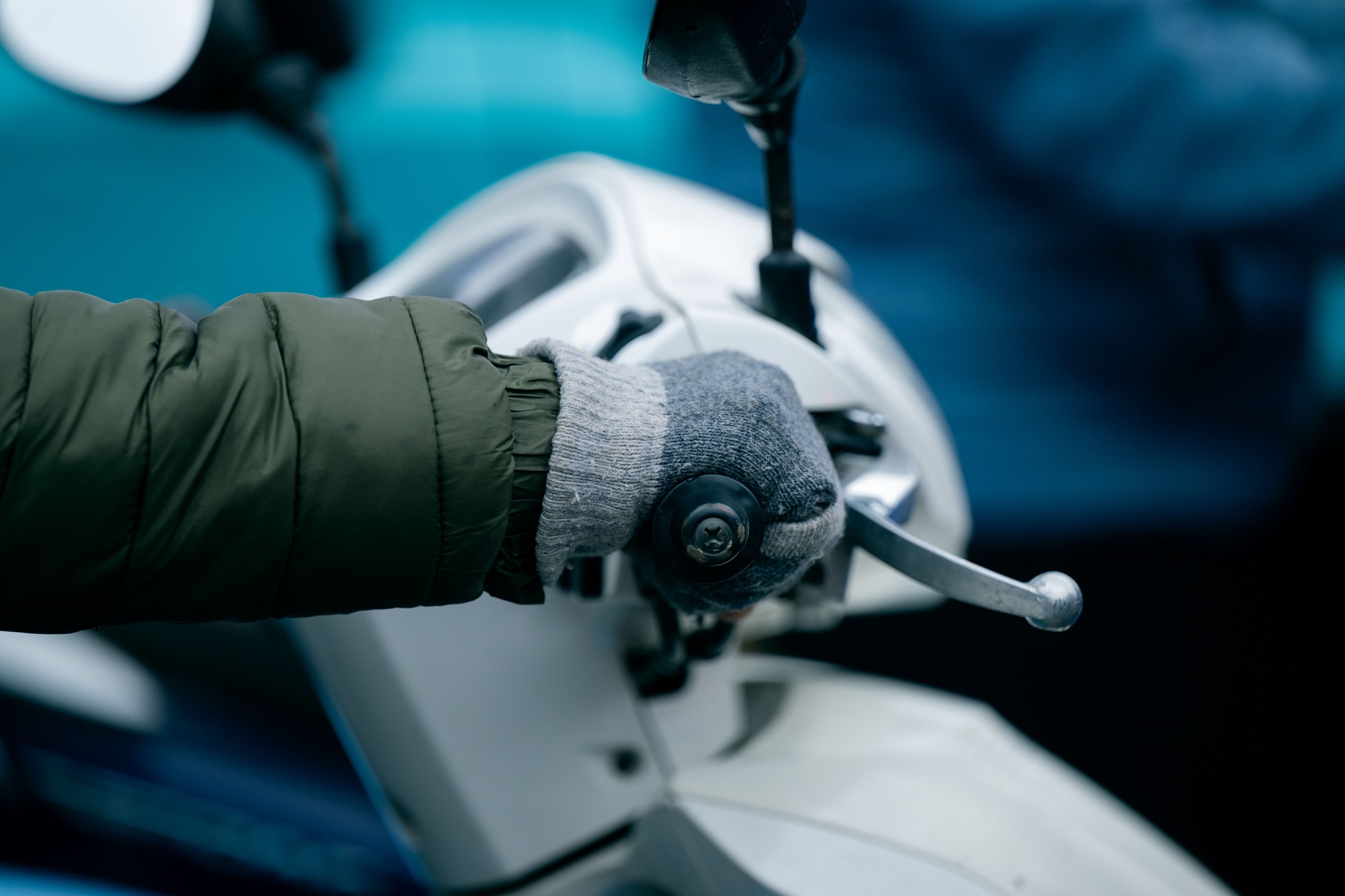 Hà Nội giá rét những ngày đầu đông lạnh buốt , người dân tìm cách chống chọi - Ảnh 6. Hà Nội giá rét những ngày đầu đông lạnh buốt , người dân tìm cách chống chọi - Ảnh 6.