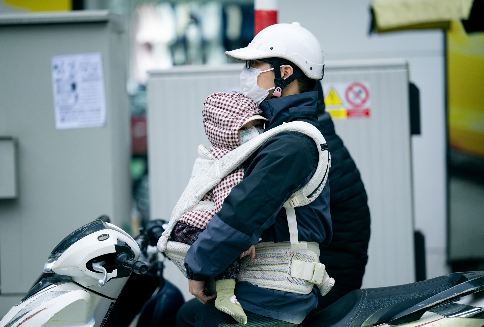 Hà Nội giá rét những ngày đầu đông lạnh buốt , người dân tìm cách chống chọi - Ảnh 7. Hà Nội giá rét những ngày đầu đông lạnh buốt , người dân tìm cách chống chọi - Ảnh 7.