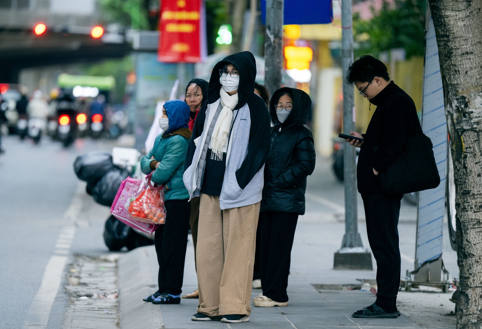 Hà Nội giá rét những ngày đầu đông lạnh buốt , người dân tìm cách chống chọi - Ảnh 8. Hà Nội giá rét những ngày đầu đông lạnh buốt , người dân tìm cách chống chọi - Ảnh 8.