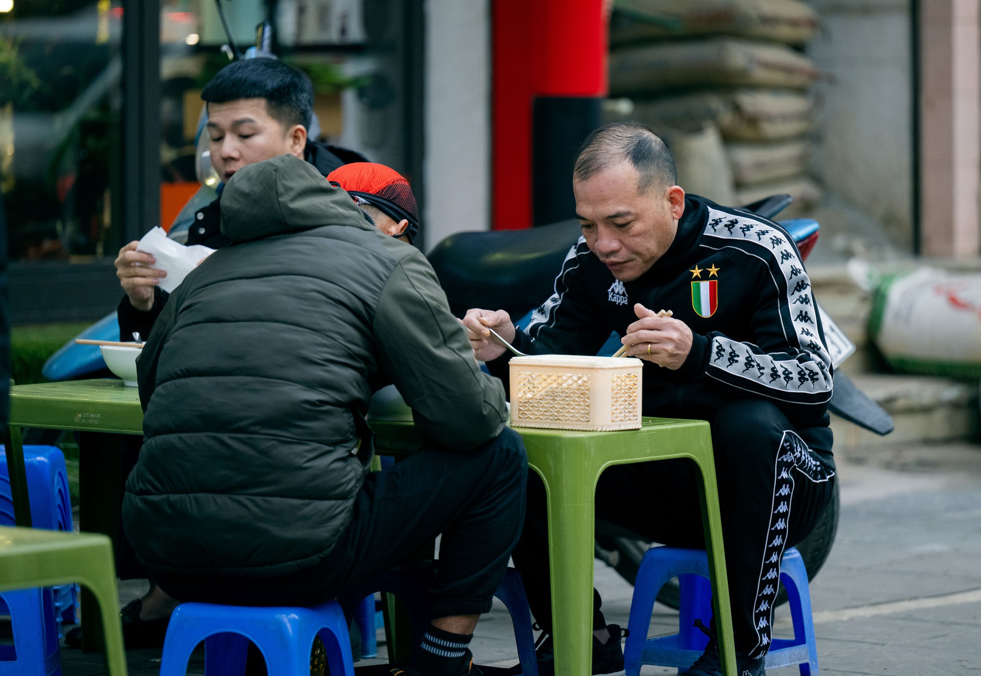 Hà Nội giá rét những ngày đầu đông lạnh buốt , người dân tìm cách chống chọi - Ảnh 11. Hà Nội giá rét những ngày đầu đông lạnh buốt , người dân tìm cách chống chọi - Ảnh 11.