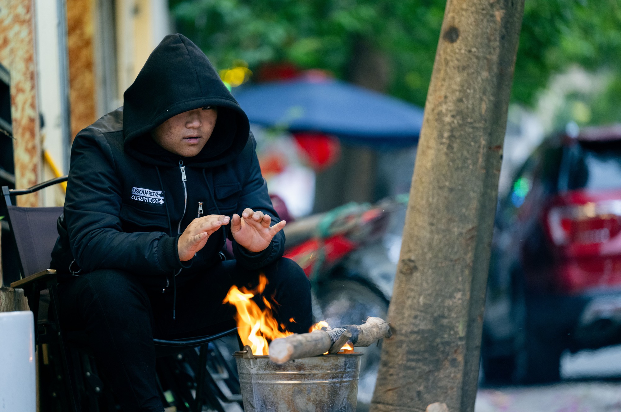 Hà Nội giá rét những ngày đầu đông lạnh buốt , người dân tìm cách chống chọi - Ảnh 15. Hà Nội giá rét những ngày đầu đông lạnh buốt , người dân tìm cách chống chọi - Ảnh 15.