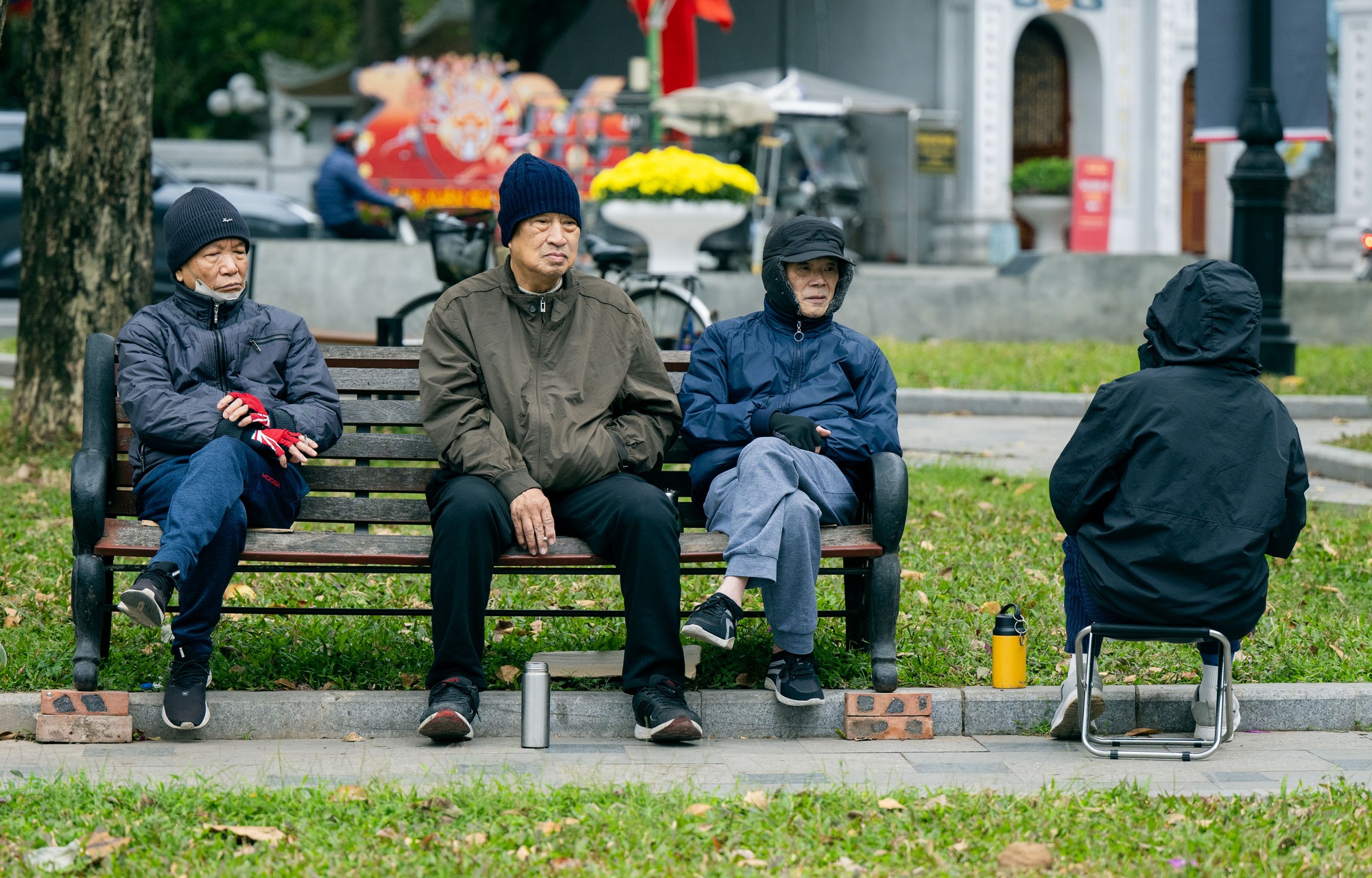 Hà Nội giá rét những ngày đầu đông lạnh buốt , người dân tìm cách chống chọi - Ảnh 14. Hà Nội giá rét những ngày đầu đông lạnh buốt , người dân tìm cách chống chọi - Ảnh 14.