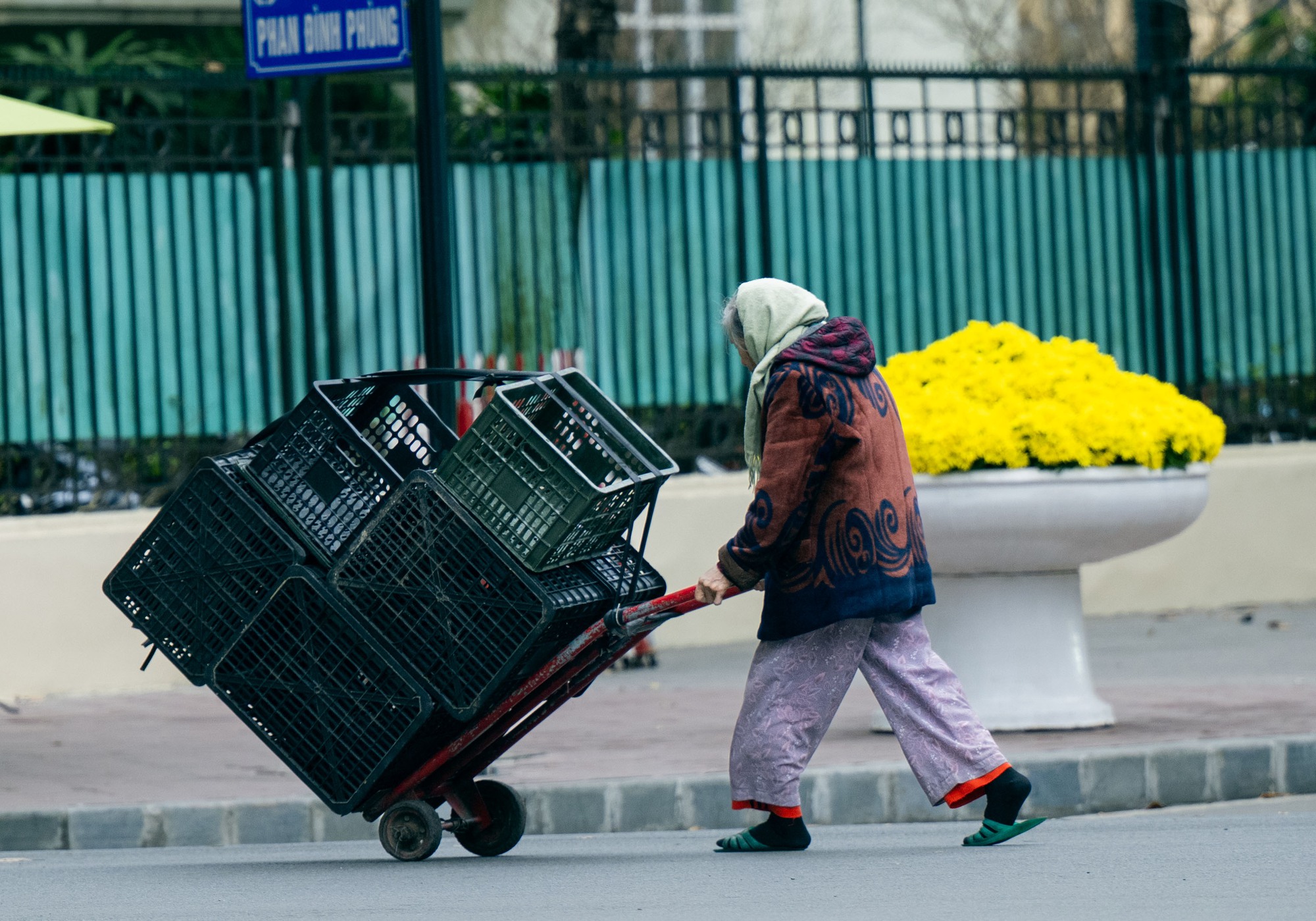 Hà Nội giá rét những ngày đầu đông lạnh buốt , người dân tìm cách chống chọi - Ảnh 16. Hà Nội giá rét những ngày đầu đông lạnh buốt , người dân tìm cách chống chọi - Ảnh 16.