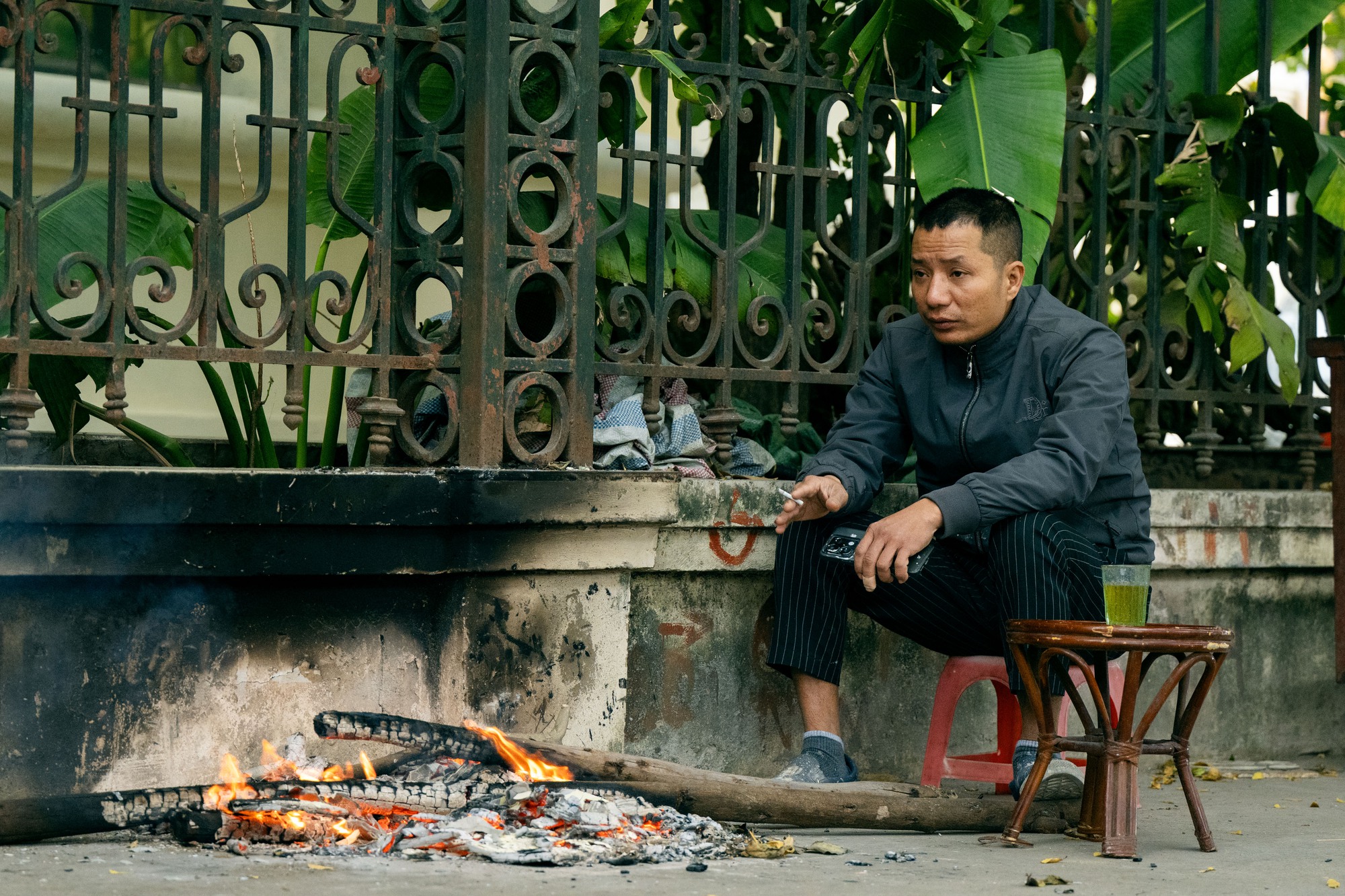 Hà Nội giá rét những ngày đầu đông lạnh buốt , người dân tìm cách chống chọi - Ảnh 18. Hà Nội giá rét những ngày đầu đông lạnh buốt , người dân tìm cách chống chọi - Ảnh 18.