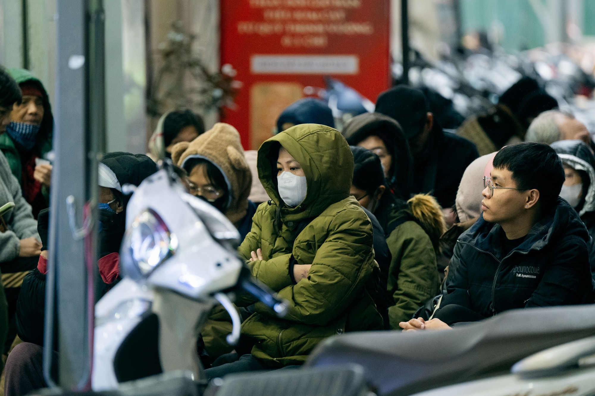 Hà Nội giá rét những ngày đầu đông lạnh buốt , người dân tìm cách chống chọi - Ảnh 19. Hà Nội giá rét những ngày đầu đông lạnh buốt , người dân tìm cách chống chọi - Ảnh 19.